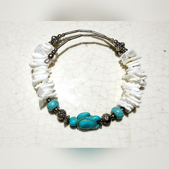 OOAK Beautiful coastal clean turquoise turtle white shell wire wrapped bracelet - Picture 3 of 4